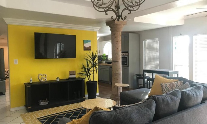 Brownsville House | Cheerful 4 bedroom home with pool and BBQ area with 5th bedroom option