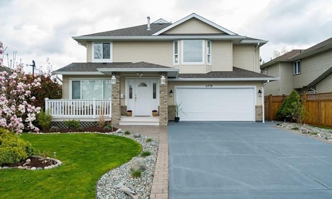 Langley House | Cheerful 4 Bedroom House with Huge Patio