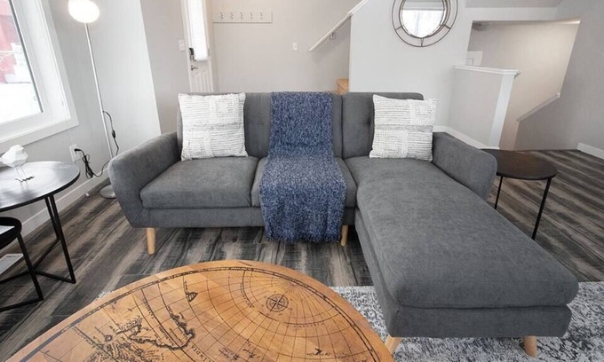 Fort Gary House | Cheerful 4 bedroom Townhouse with Parking & Wi-Fi!
