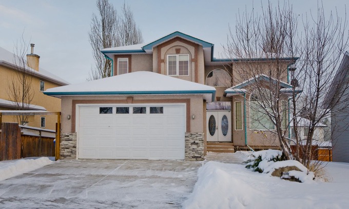 Chestermere House | Cheerful 5-bedroom home close to Chestermere lake