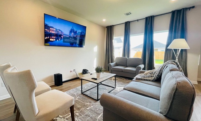 Manor House | Cheerful 5 bedroom Home - 6 miles from Samsung