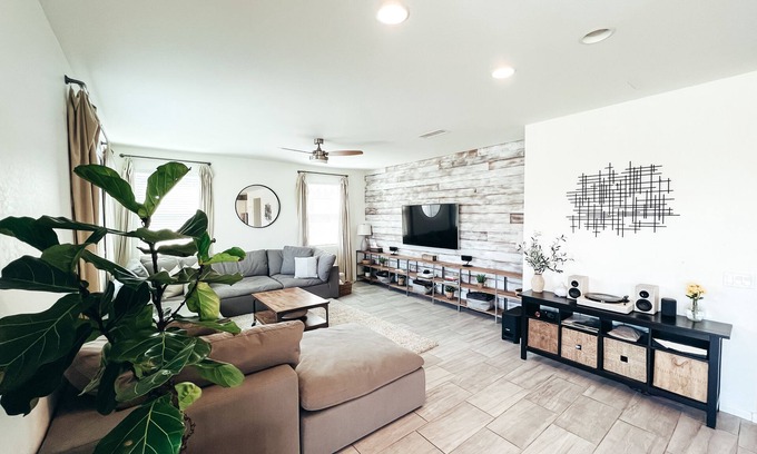 Peoria House | Cheerful 5-BR Family Friendly Home, Perfect Spot