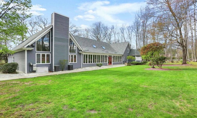 Fairfield House | Cheerful 6-Bedroom Villa with Pool and Tennis Courts near the beach!