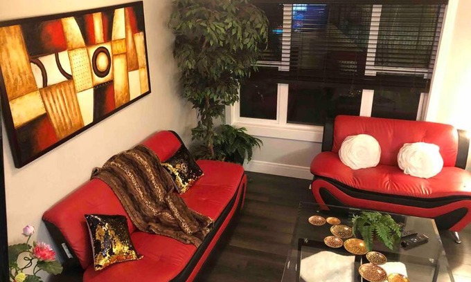Southwest Edmonton Villa | Cheerful and beautiful 3 bedroom home close lake