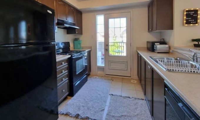 Halton Regional Municipality House | Cheerful and Cozy 2 Bedroom 2 Bathroom Townhouse