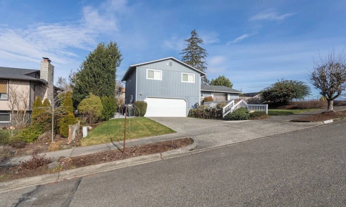 West End House | Cheerful beautiful home with fully fenced backyard in North Tacoma
