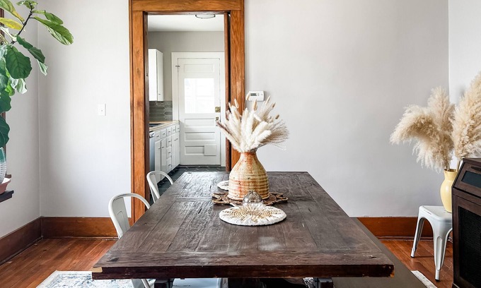 Lawrence House | Cheerful bungalow central to KU and downtown