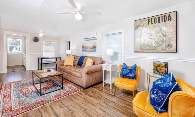 Palm Harbor Cottage | Cheerful Coastal Cottage Close to Beach
