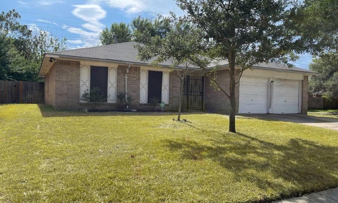 Mission Bend House | Cheerful & Comfy, Fireplace, Backyard, Parking