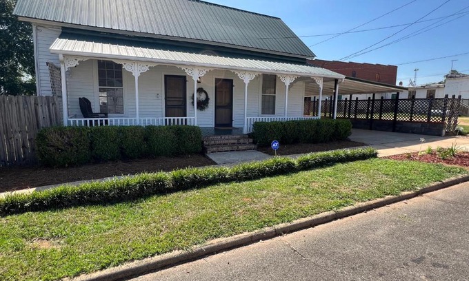 Buena Vista House | Cheerful Cottage adjacent to Buena Vista Square