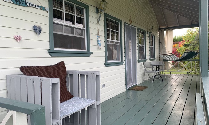 Cedar Grove Cottage | Cheerful cottage with big garden 5 min to the beach 10 min to AUA