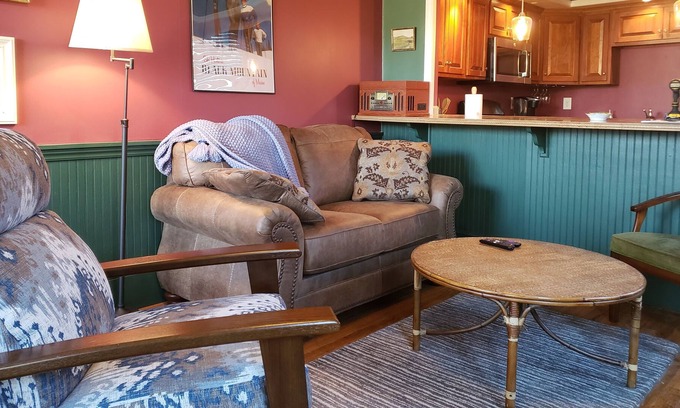 Sunday River Area House | Cheerful, Cozy Historic Maine Mountain home