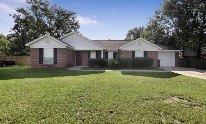 Foley House | Cheerful home near OWA amusement & sports complex - Smoke free property