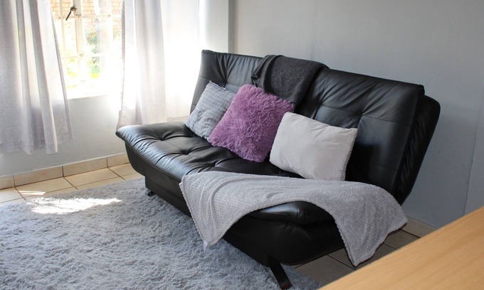 Akasia Apartment | Cheerful Home with Braai area near Shopping Centers