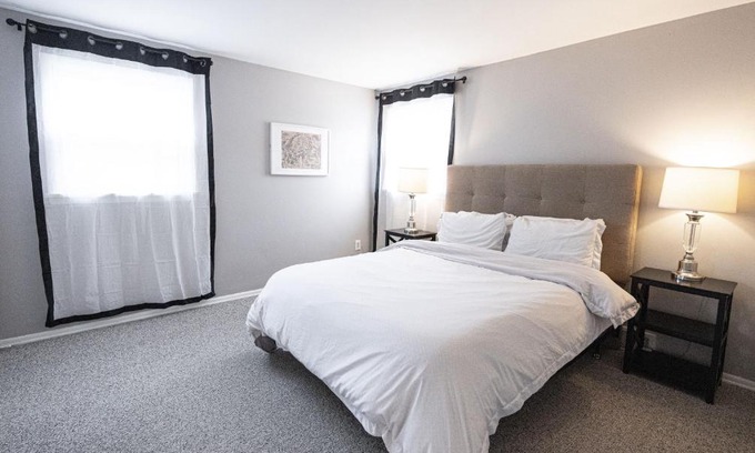 Charlotte House | Cheerful home with free parking and WiFi