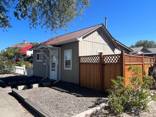 Montrose House | Cheerful pet-friendly bungalow right in town