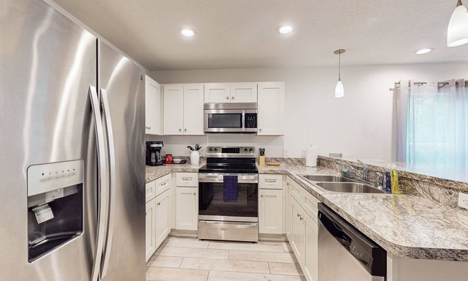 Homosassa House | Cheerful retreat with large patio, full kitchen, LTR welcome