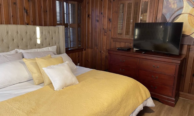 Fort Smith House | CHEERFUL SPACIOUS UNIQUE OLDER HOME