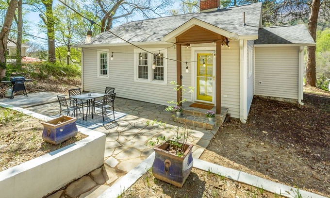 St. Elmo Improvement League House | Cheerful St. Elmo Cottage | CLOSE to Downtown | Dog Friendly
