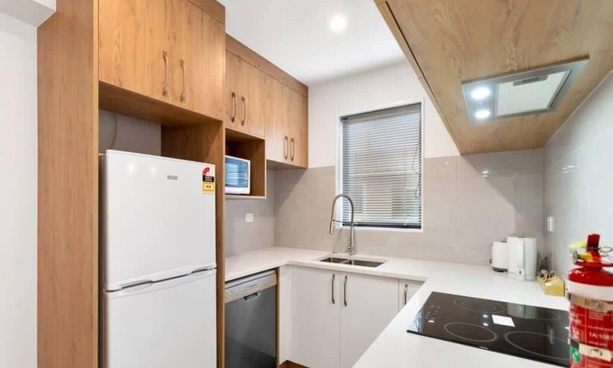 Mangere House | Cheerful Three Bedroom Townhouse with Parking