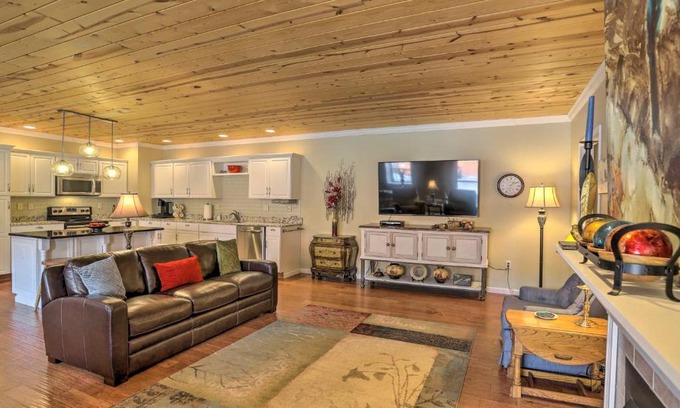 Tiffin House | Cheerful Tiffin Digs in the Heart of Downtown
