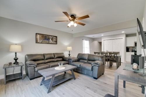 Kimberling City House | Cheerful Townhouse - Walk to Table Rock Lake!
