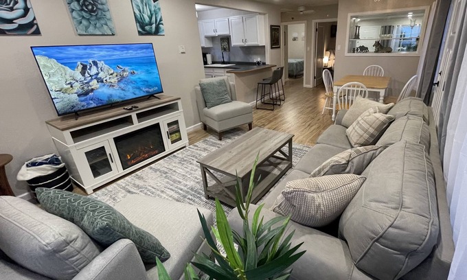 Eureka House | Cheerful Two Bedroom Bungalow Newly Remodeled! Arcade games, Air Hockey Table.