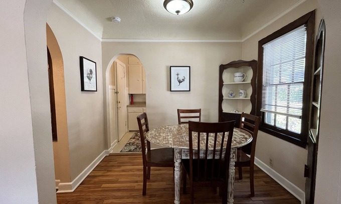 Des Moines House | Cheerful two bedroom duplex