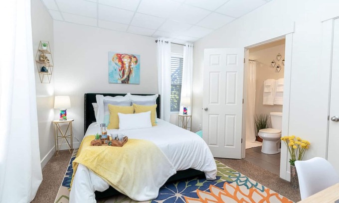 Central City Apartment | Cheery & Comfortable Apartment Near Downtown – Ideal for Extended Stays