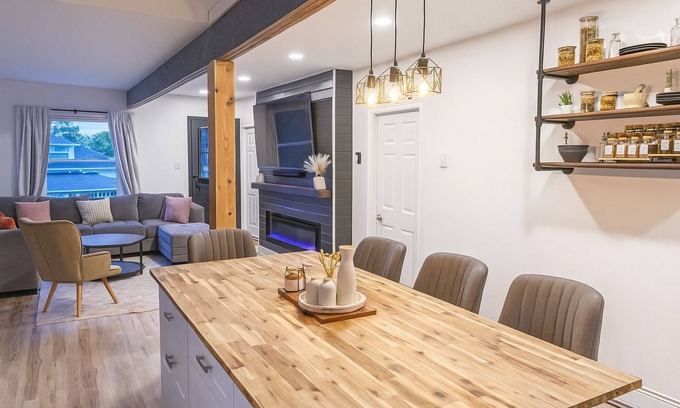 Cornwall Apartment | Chef’s Kitchen | Fire Pit+BBQ Deck Private Yard