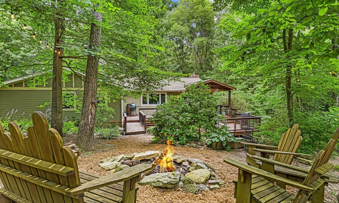 Royal Pines House | Chef’s Kitchen, Fire Pit & Soaking Tub | Quiet Escape + Biltmore Pass