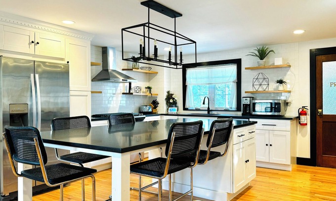 Maplewood House | Chef’s Kitchen & Huge Patio - 2BR 2B - Close to NYC EWR Seton Hall Prudential Ce