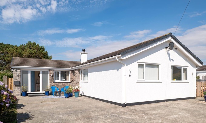 Rhosneigr House | Chelford: Pet-friendly holiday home, for 6 in Rhosneigr