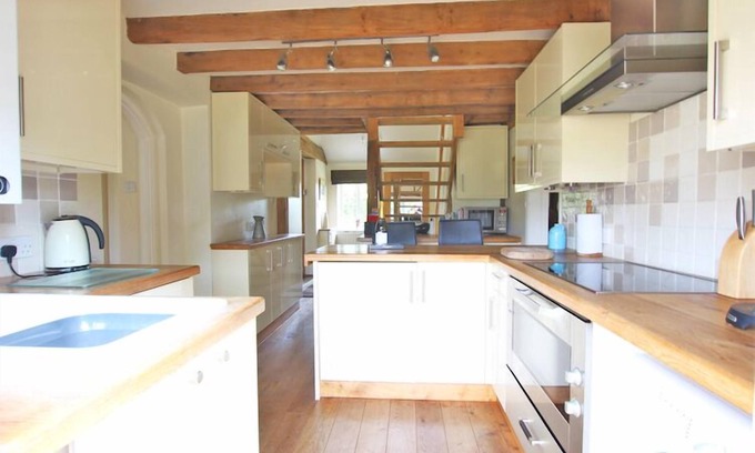 Ashford House | Chequer Tree Oast - Stunning Converted Oast House between Ashford and Tenterden