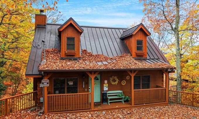 Chalet Village Cabin | Cherokee Winds - 2bd 3bth in Chalet Village w/Mountain Vews!