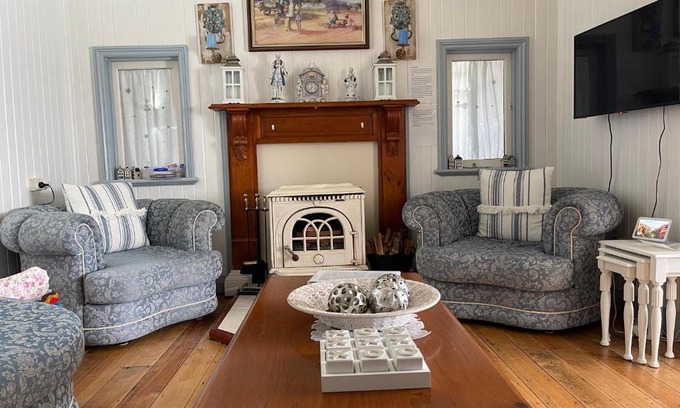 Stanthorpe Bed & Breakfast | Cherry Blossom Cottage-with country charm and spa