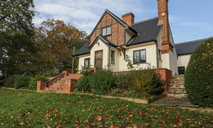 Norwich Cottage | CHERRY TREE COTTAGE, pet friendly, with a garden in Norwich