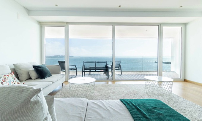Linda-a-Velha Apartment | Chervil Green Apartment, Wi-fi, garage, AC, balcony