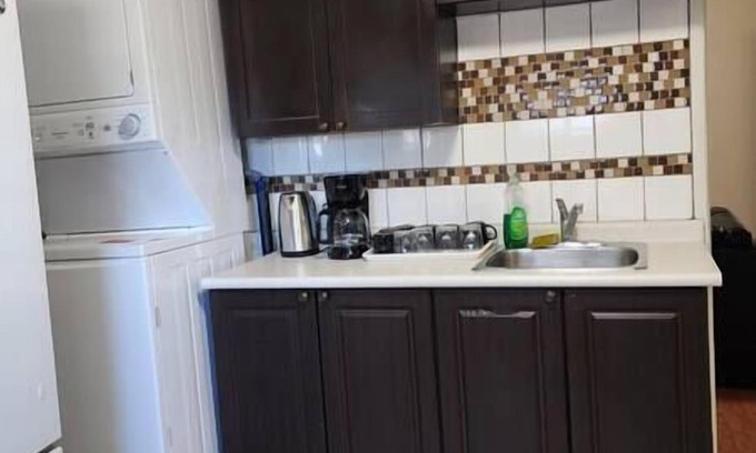Winnipeg Apartment | Chesskings Guest House - Unit 1 Notredame Avenue