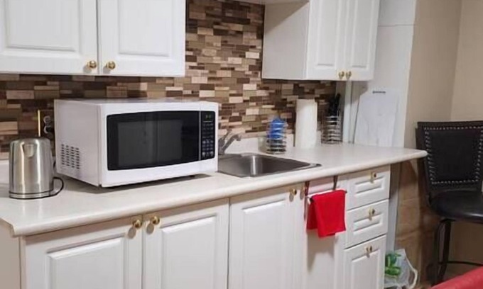 Winnipeg Apartment | Chesskings Guest House - Unit 2 Notredame Avenue