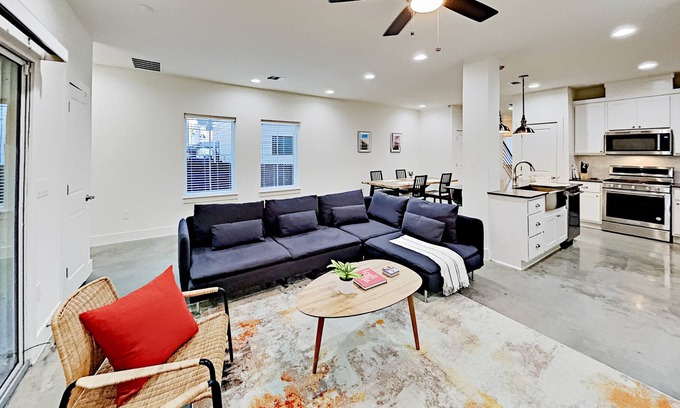 Chestnut House | Chestnut Retreat | Home Office, Garage & Screened Deck | 3 Min to Downtown
