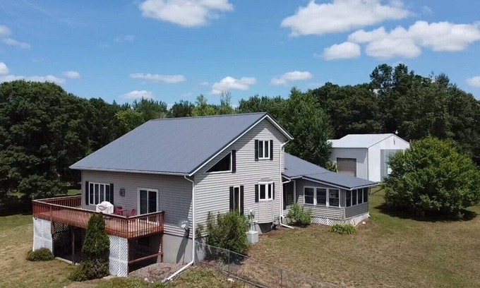 New Auburn House | Chetek Country Home 4 bedroom/3 bathroom 4 acre property (Sleeps 15)