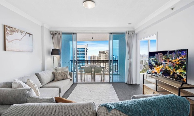 Surfers Paradise Apartment | Chevron: Majestic Ocean Vista w/Resort Amenities