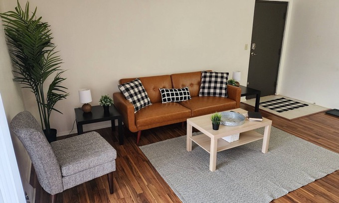 Mentor Apartment | Chic 1 Bd Great for Travel Professionals!