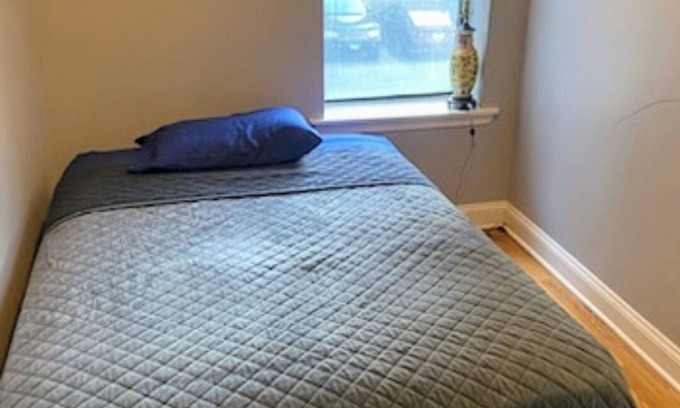 South Shore Apartment | Chic 1-bedroom apartment in marvelous Chicago with WiFi, AC.