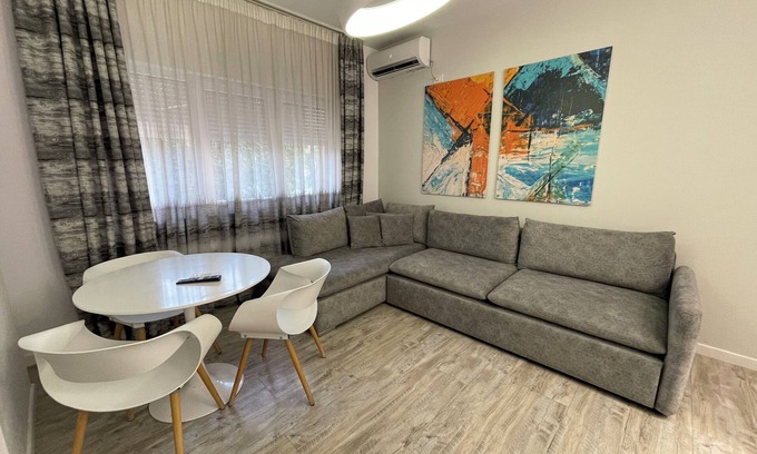 Tirana Apartment | Chic 1-bedroom apartment with AC, WiFi in fabulous Tiranë