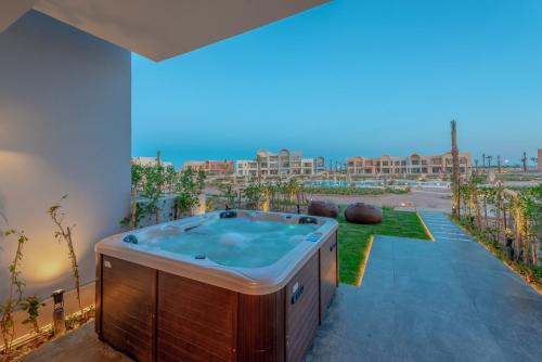 Shurtah al-Dakhlah Apartment | Chic 1 BR with private jacuzzi