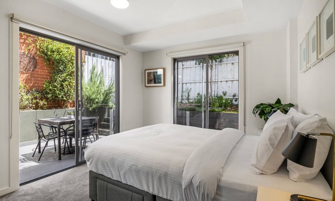Murrumbeena Apartment | Chic 2-Bed Flat with Private Courtyard & BBQ