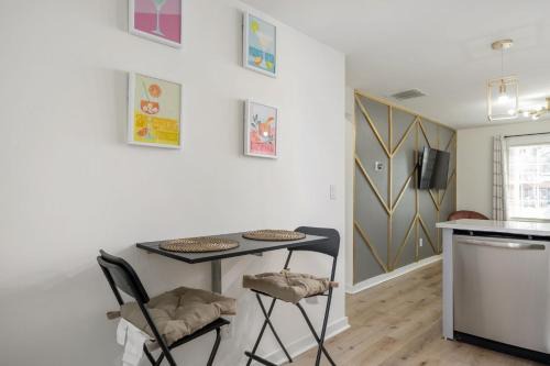 Church Street Apartment | Chic 2-Bed Haven with Vibrant Décor in SE Atlanta