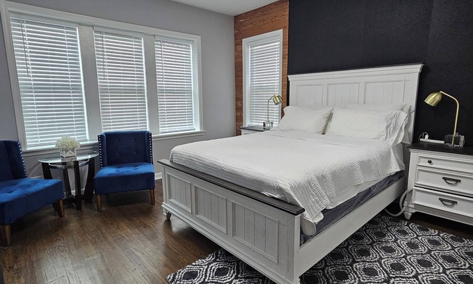 North Austin Apartment | Chic 2-bedroom apartment in fabulous Chicago with AC, WiFi